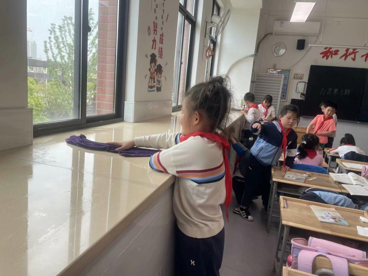 晓庄小学劳动月系列活动新闻_html_3b78e1c9.jpg
