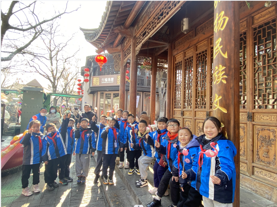 20240202   7.奏长江韵彩 绘古都风华_html_6f5a7e97.png