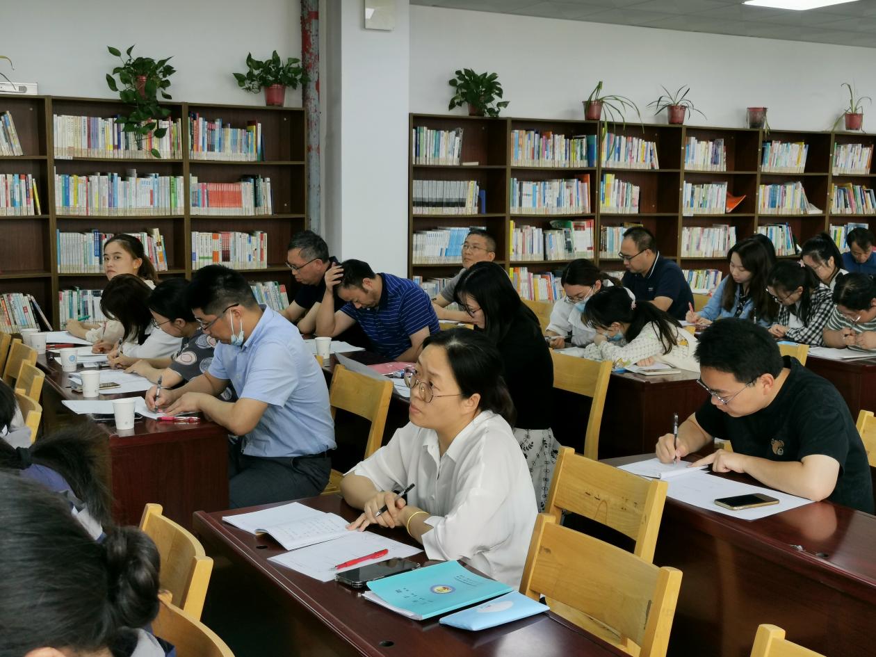 【融进教学】“教研花开 馨香满怀”——栖霞区九年级圆的分层教学专题研讨活动_html_1b790452.jpg