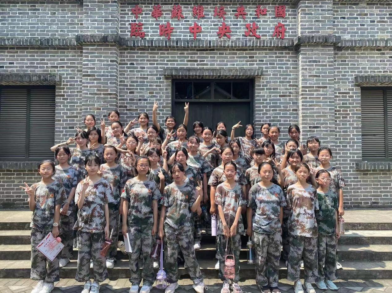 飒爽军姿 飞扬青春_html_3c47d1c0.jpg