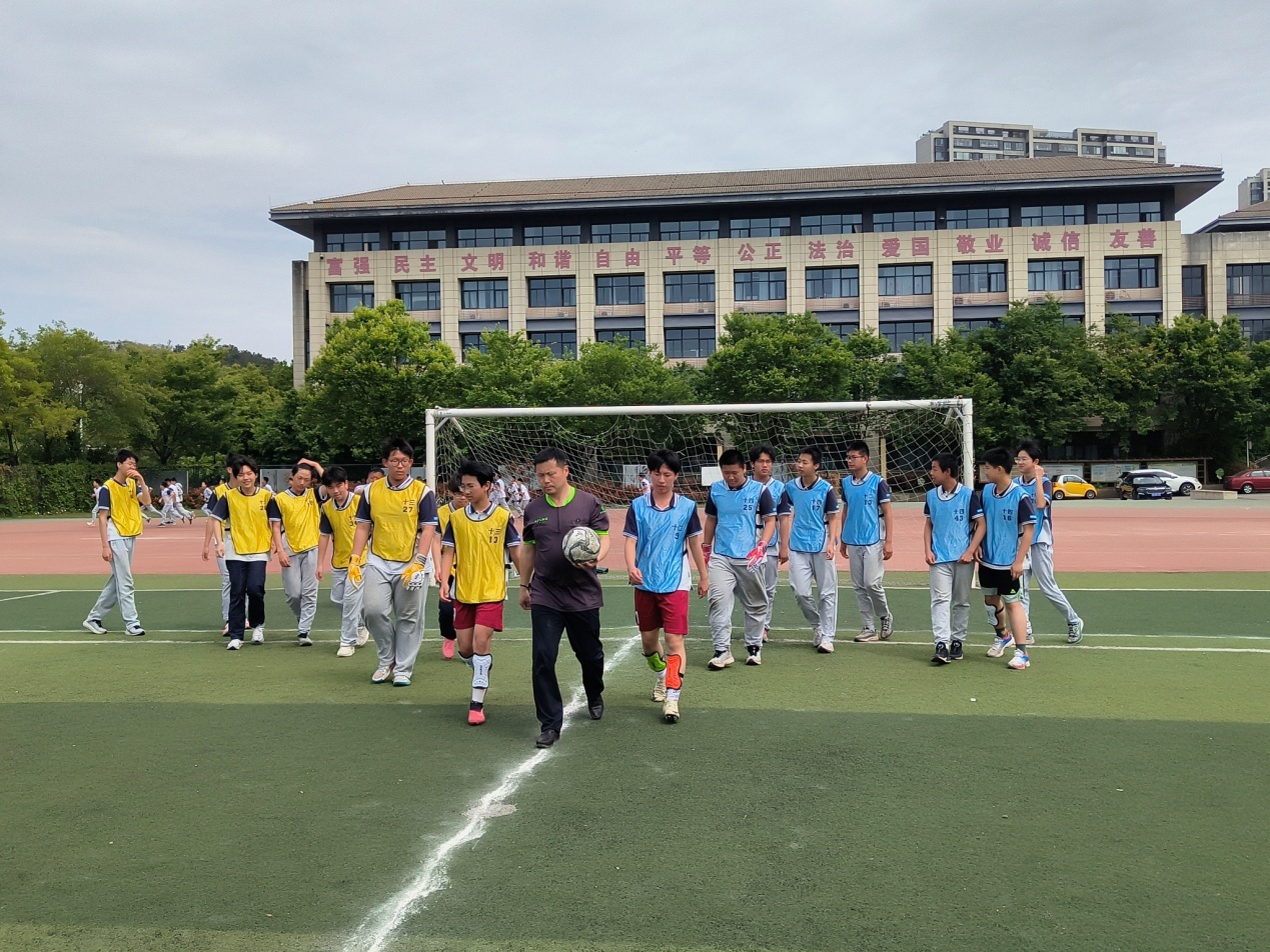 4.17“野蛮”体魄 逐梦校园——实初尧化举办校园足球联赛_html_8e63abf.jpg