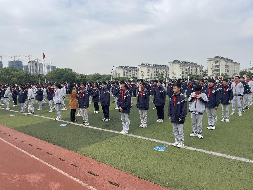 12升旗仪式报道20230508_html_m1db63c4f.jpg