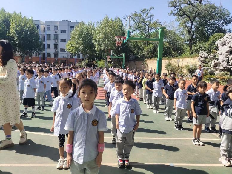 “我上学啦”一（2）班班级新闻稿_html_m3cc5d148.jpg