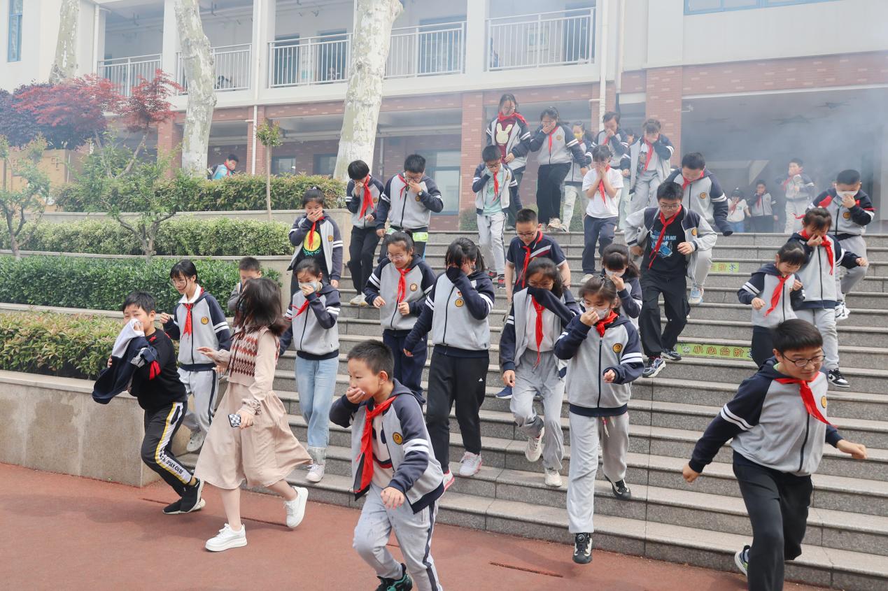 晓院附小开展消防安全演练_html_4b8ee284.jpg