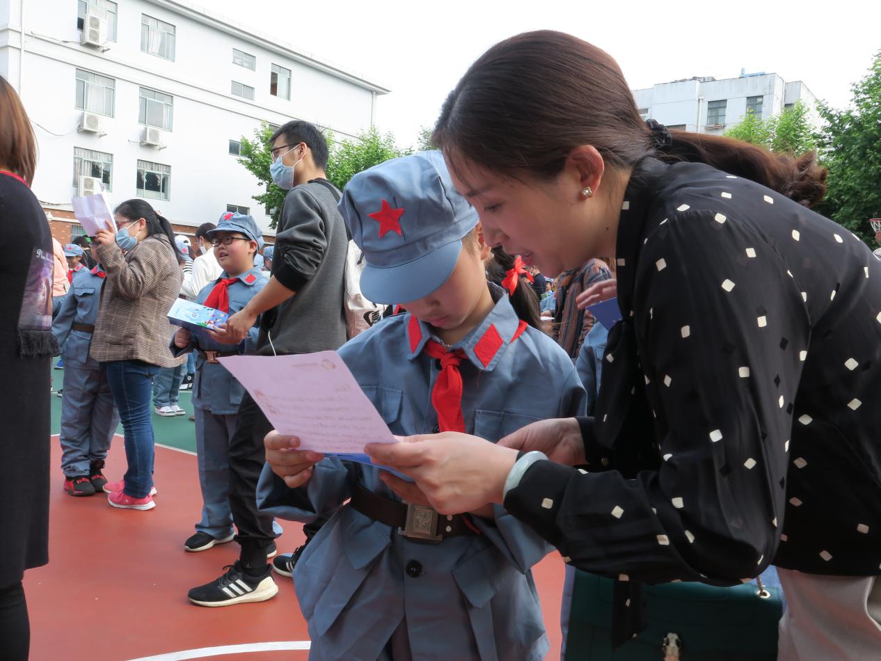 童心向党展风采 生活实践育真人_html_m3c9c660c.jpg