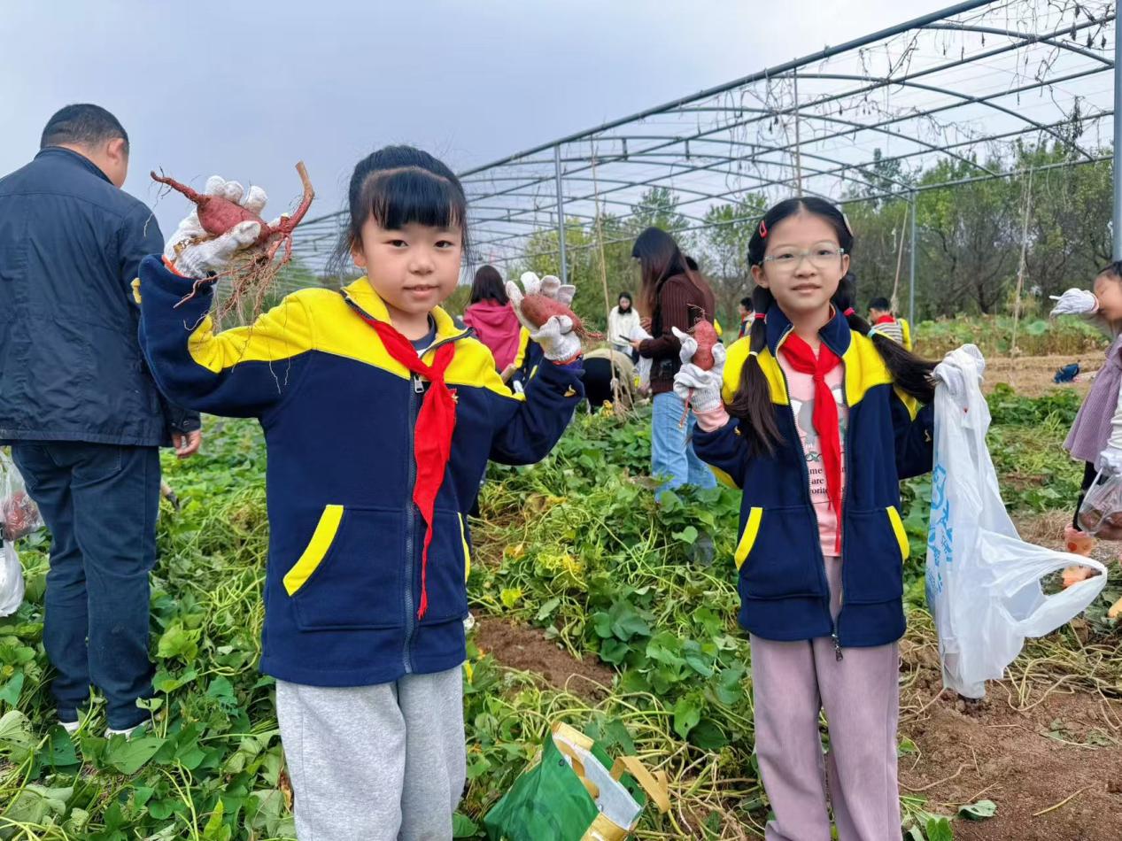赴一场田园之约，做快乐小农夫——晓院附小三（2）班农耕体验活动2025.10(1)_html_m7b129da5.jpg