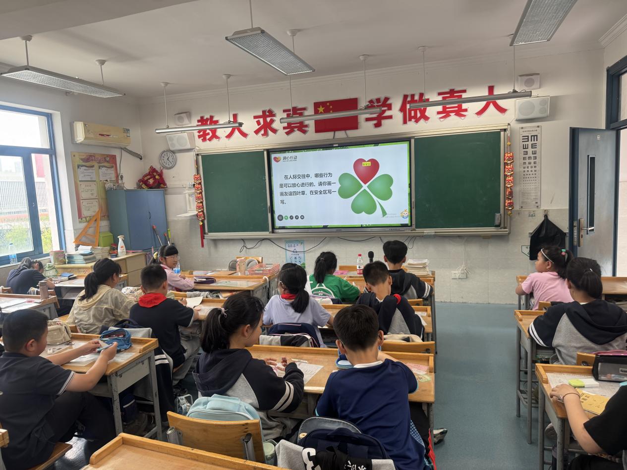 播种友谊之花，促进人际友好_html_1367ccce.jpg