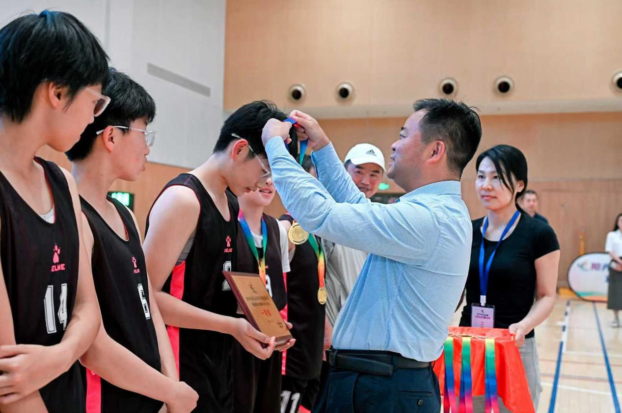 汗水浇灌荣耀——我校女子篮球队问鼎2025年南京校园篮球赛冠军宝座_html_257b1896.jpg