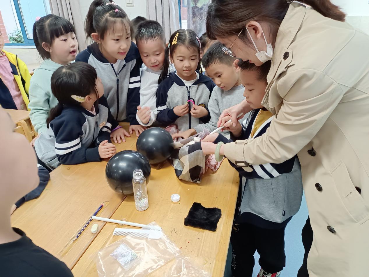 一4班11月新闻稿  王东娟_html_24aad1d2.jpg