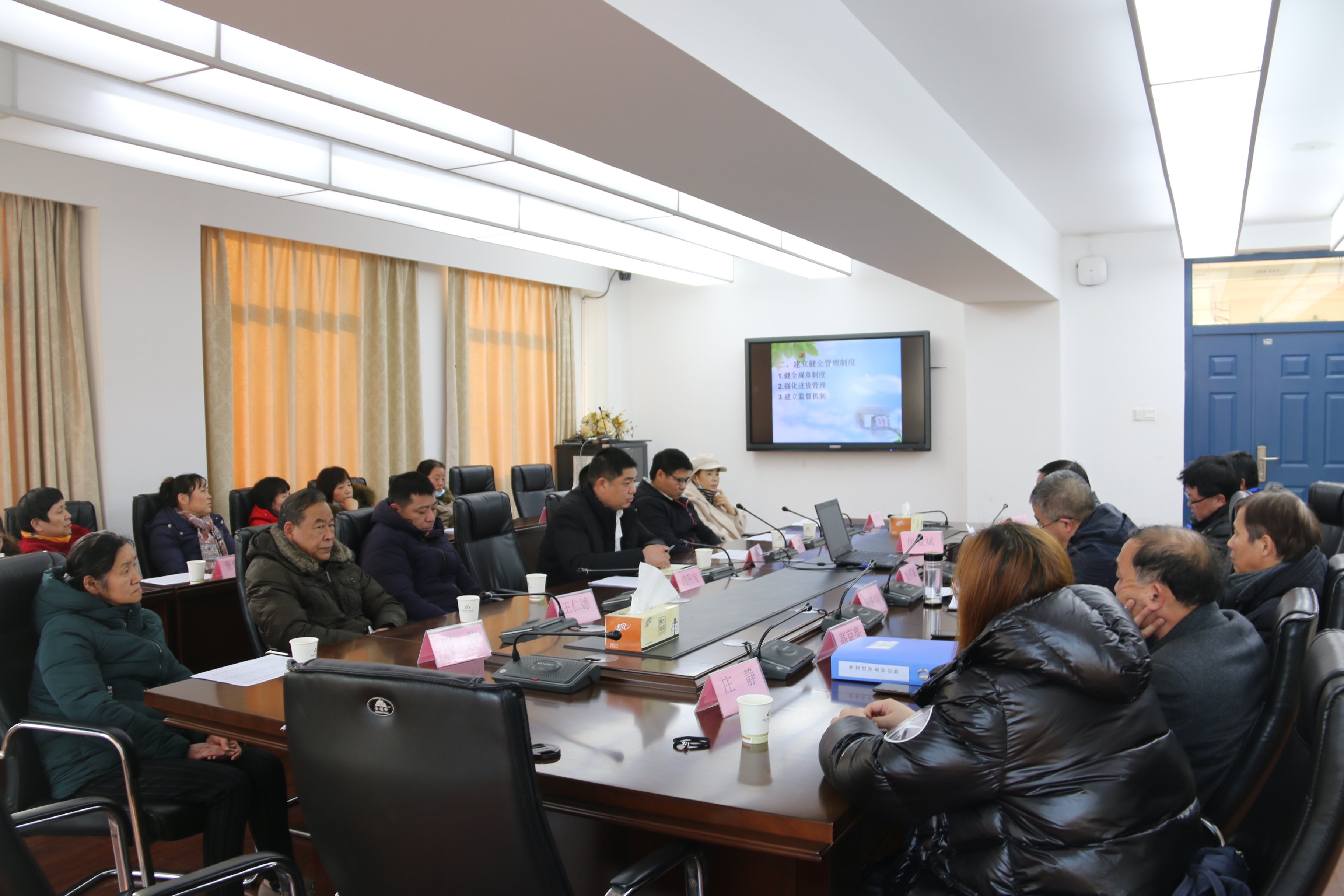 我校召开食堂工作总结与表彰大会——房校改_html_m123e2fb0.jpg