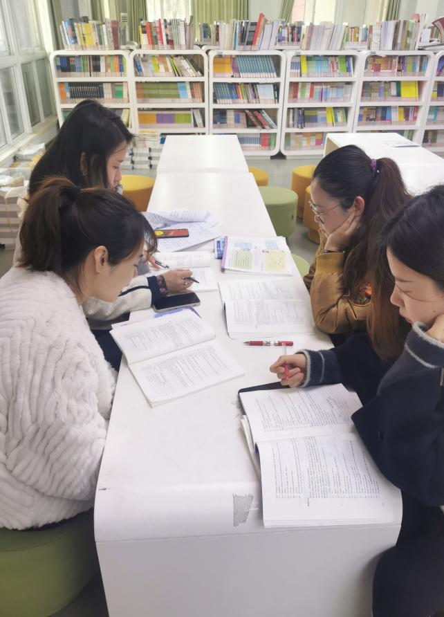 2022.2.28英语组集体备课报道_html_m570b6910.jpg