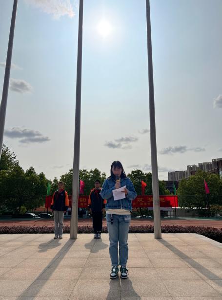 第8周升旗仪式报道_html_46bd82cf.jpg