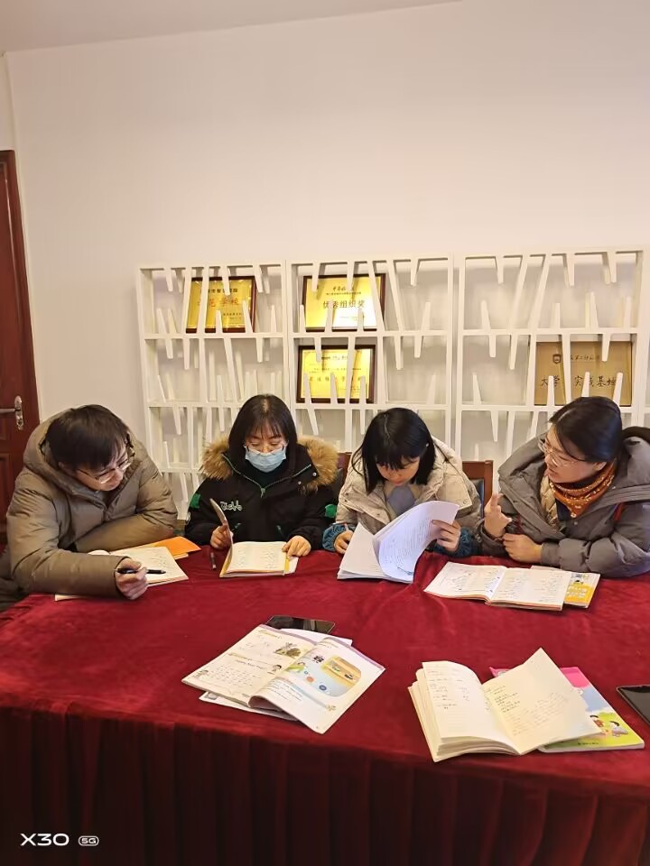 共研共享 高效复习丁小英语组第九次集体备课侧记_html_m128af847.jpg