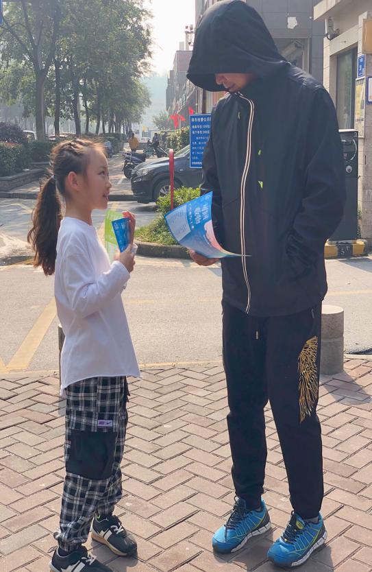 三（2）小分队“垃圾分类 青春助力 进社区“实践活动(1)_html_m254c7af1.jpg