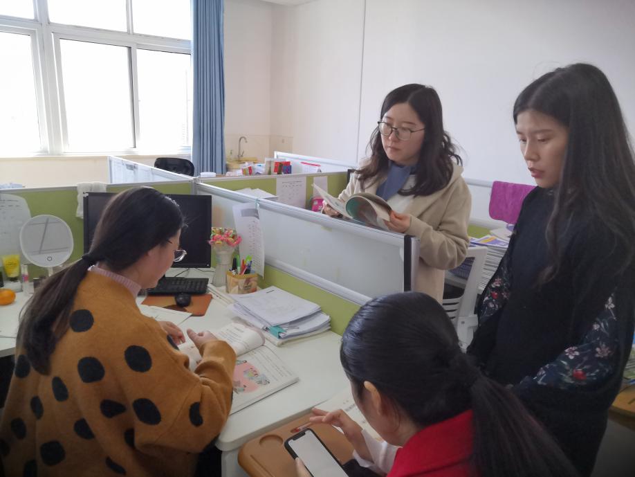 丁小道德与法治教研组第四次集体备课侧记_html_5347c815.jpg