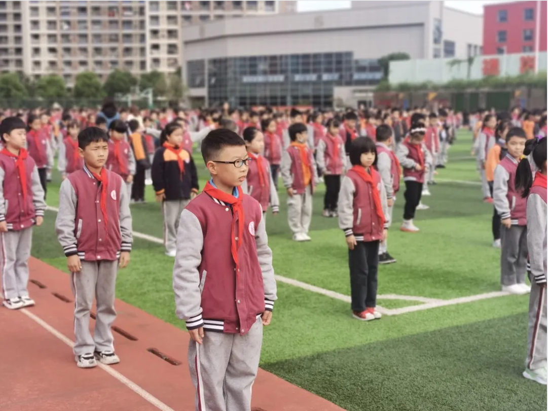 扬子晚报进校园新闻报道（五语 徐菁鸿）_html_m2c9b2e83.png