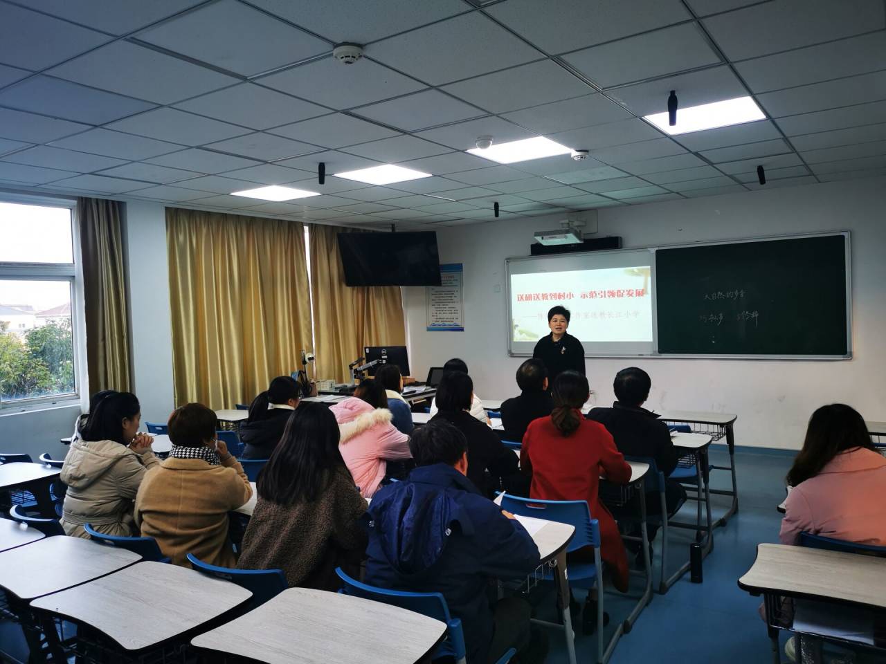大手拉小手  示范促发展_html_m7eb21273.jpg
