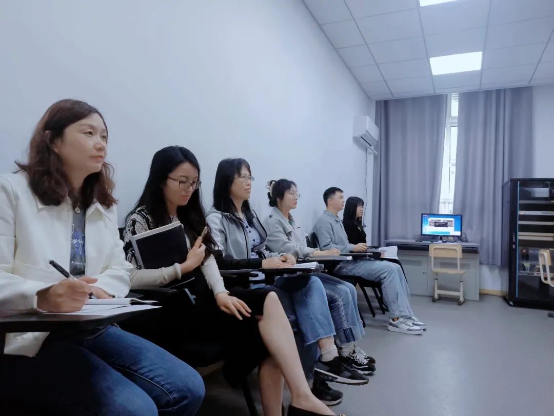 小班化_html_m111d35c8.jpg