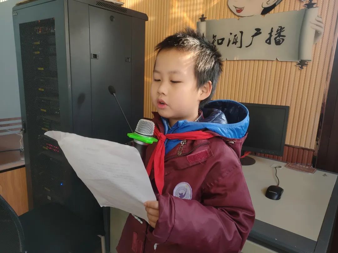 红领巾_html_5919689c.jpg