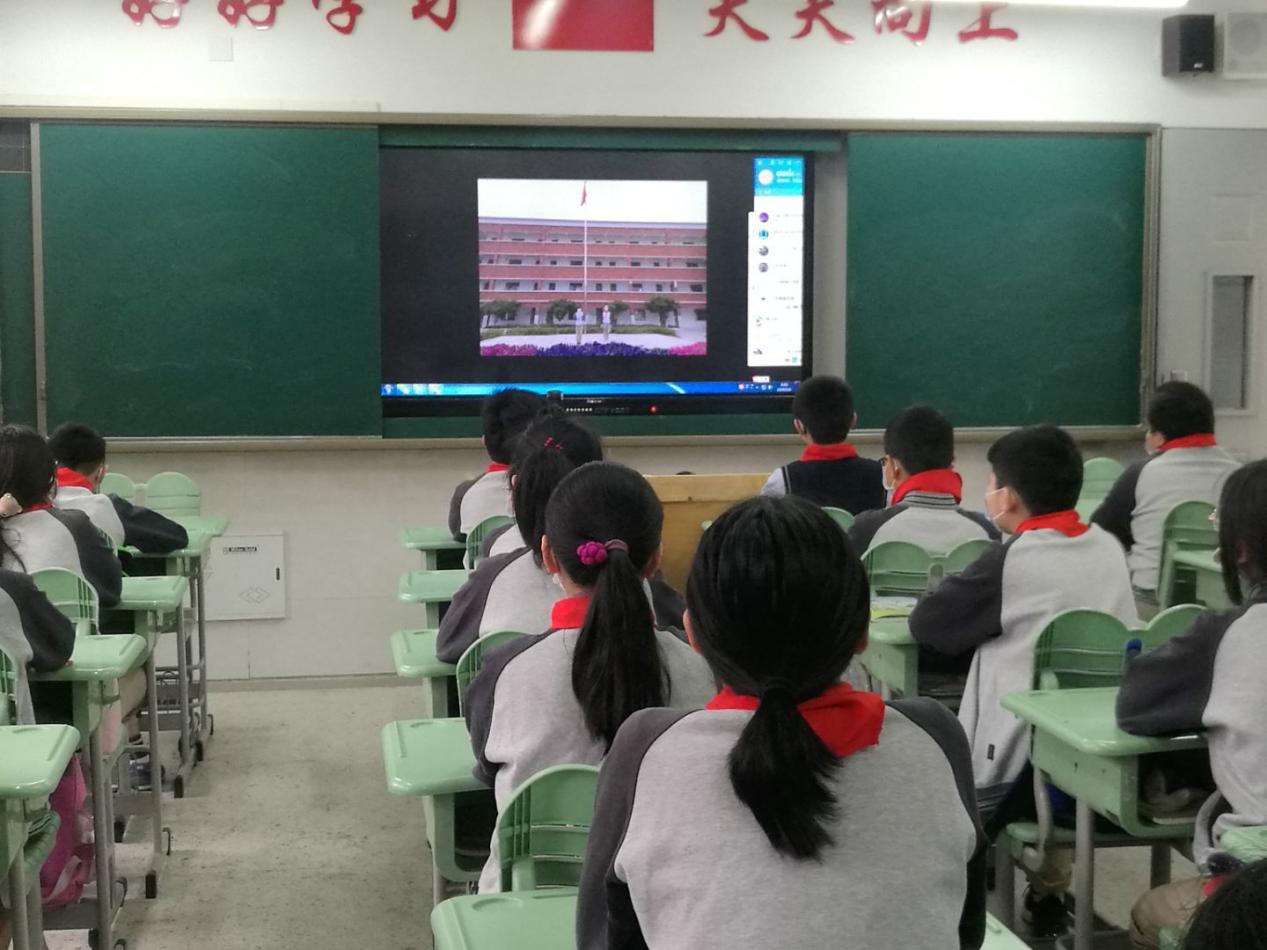 升旗仪式新闻稿_html_m732ef10a.jpg