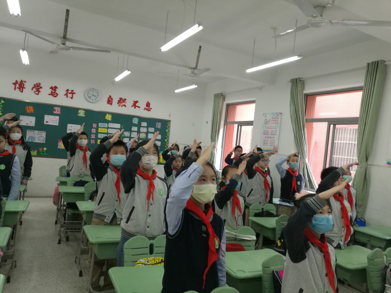五（4）班升旗仪式简讯_html_7b9630ae.jpg