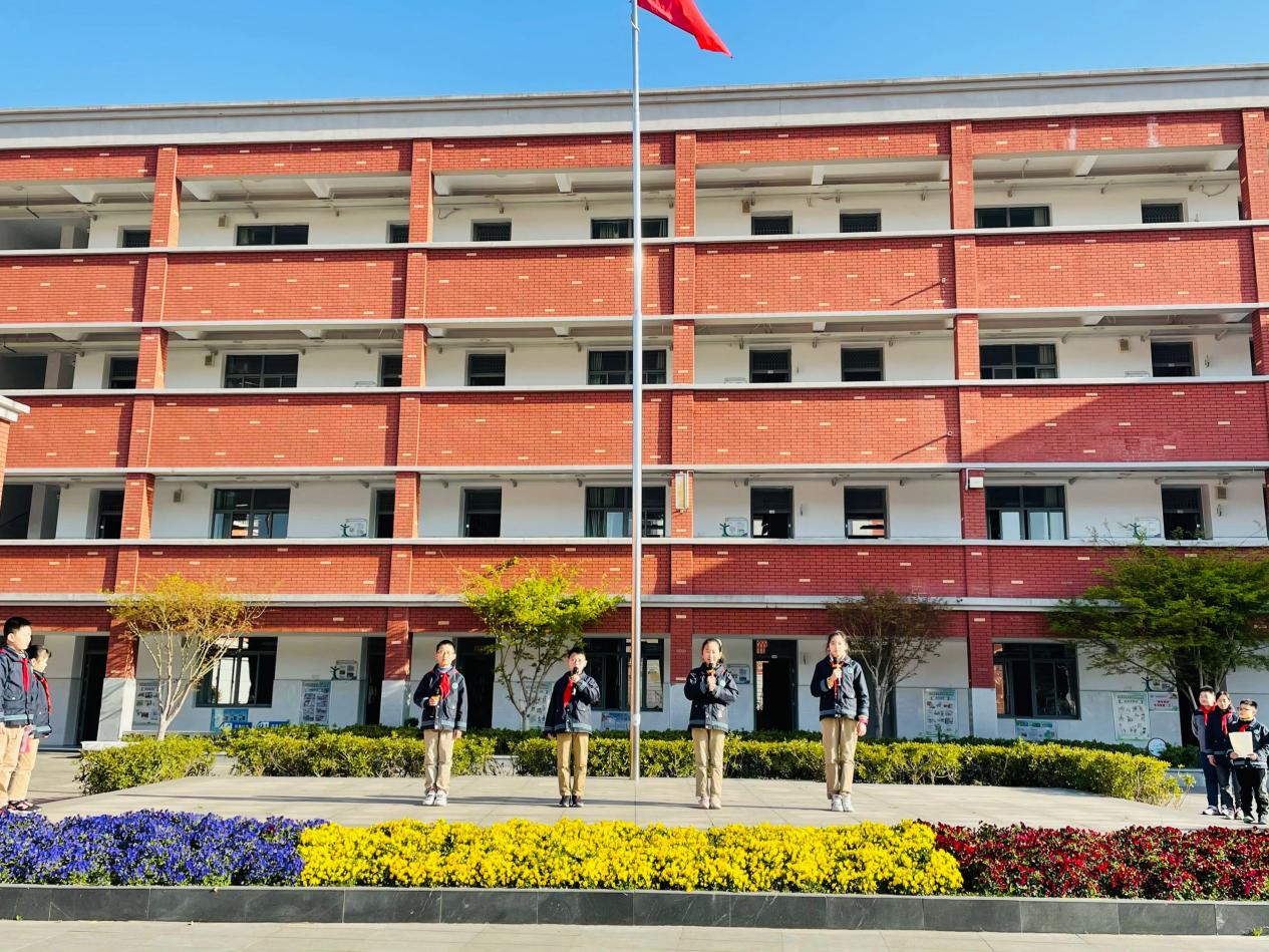 四1升旗仪式报道下_html_aaefdc6.jpg