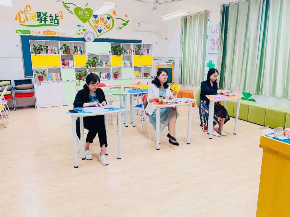 2021.5.12教坛新秀初绽蕾 三尺讲台现风采_html_m241ee33d.jpg