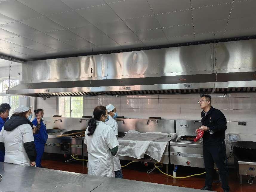强化消防意识，筑牢校园安全防线——南京市栖霞区迈皋桥中心小学开展后勤人员消防培训活动_html_m522f35de.jpg