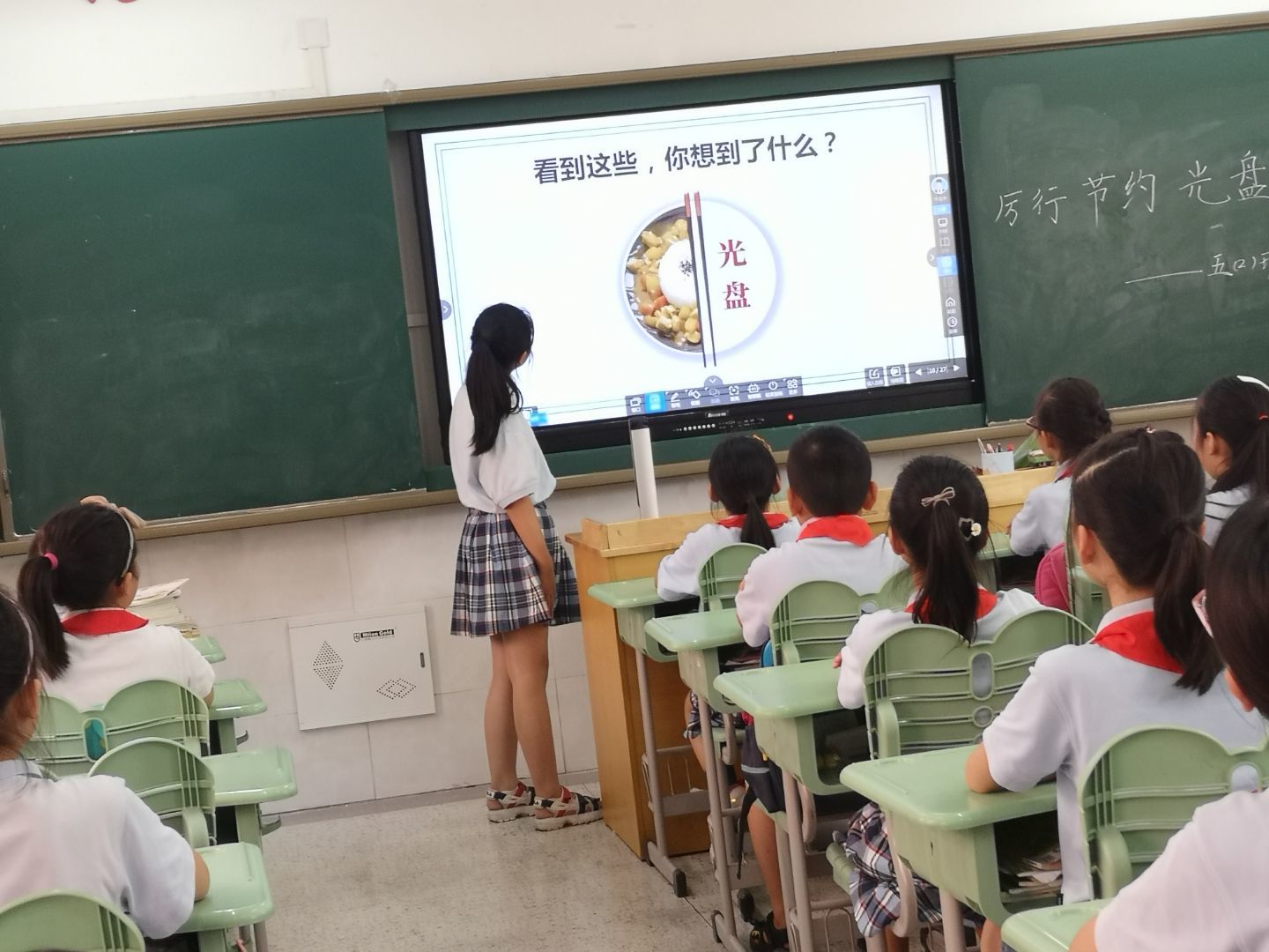 厉行节约,杜绝“舌尖上的浪费”——记迈小第一周班会课_html_d908046.jpg