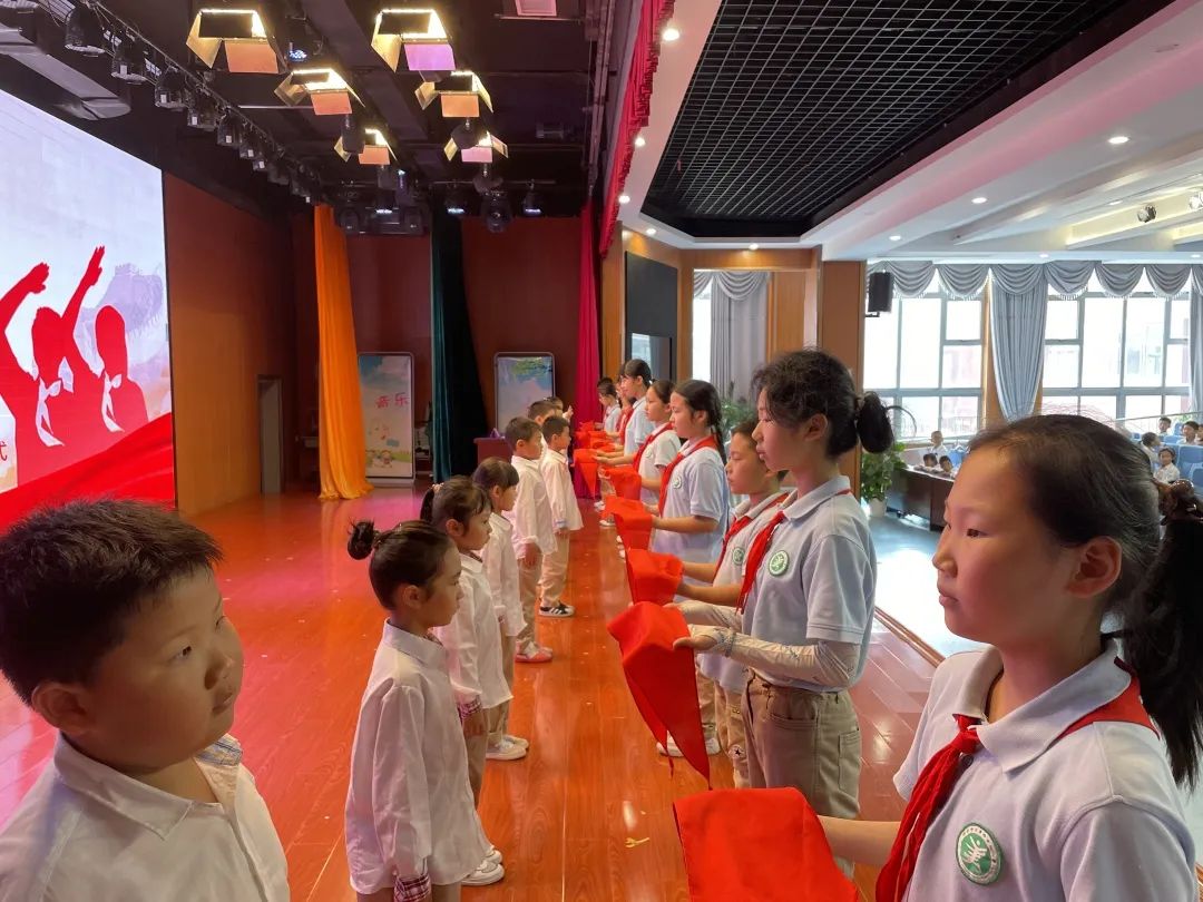 喜迎二十大 争做好队员——迈皋桥中心小学一年级第一批次入队仪式_html_m17f74a59.jpg