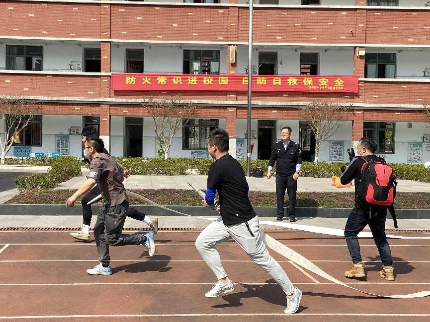 22.03.11火速行动 防范未然——迈皋桥中心小学开展消防应急疏散演练活动_html_m65fbc645.jpg