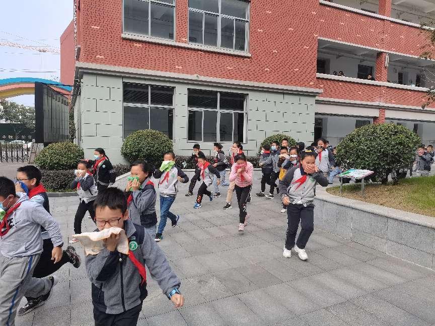 21.10.22消防演练报道_html_74e8d8ee.jpg