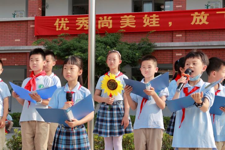 17 保护环境升旗推文三2班_html_m1d67b48e.jpg