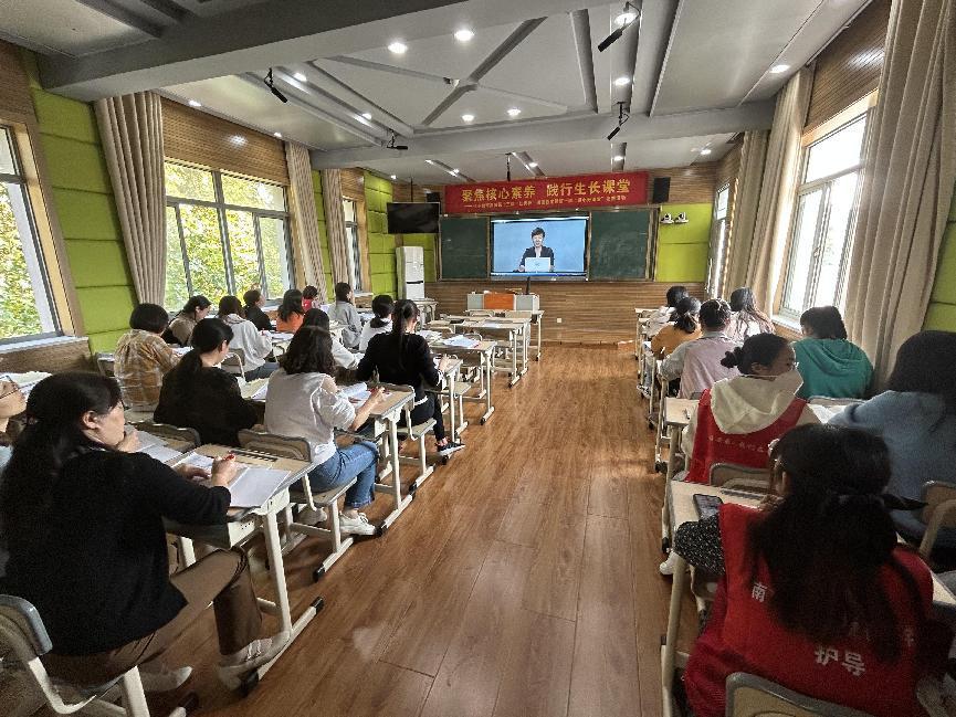 （改）聚焦“新课标”赋能“新课堂”_html_2f482290.jpg