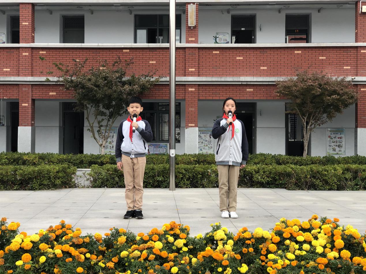 2020.11.16六(2)班升旗仪式新闻稿_html_m65e4bbe5.jpg