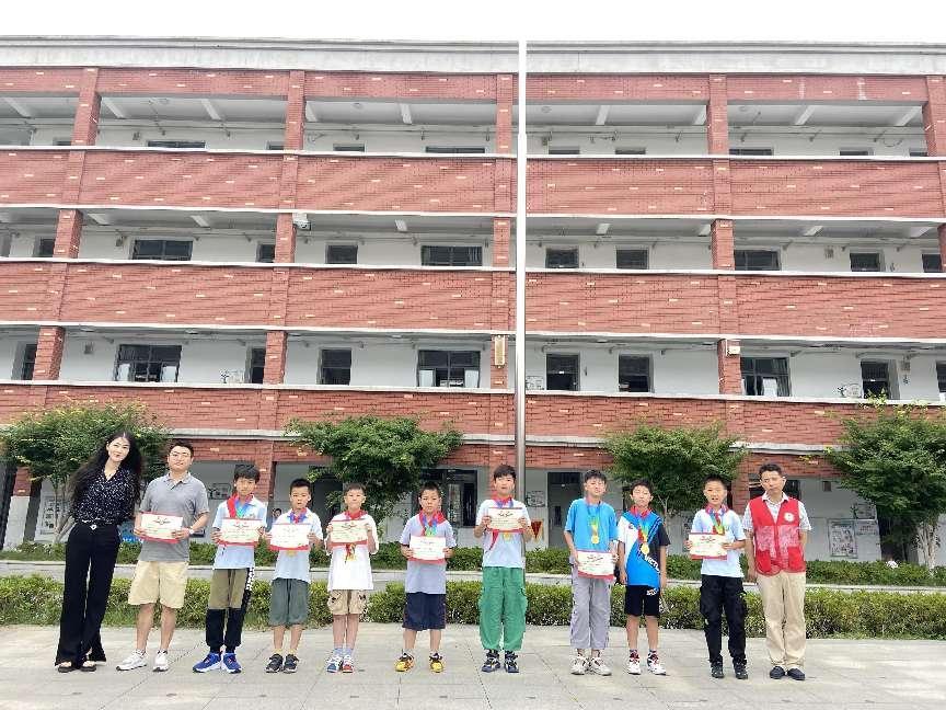 迈小第七届校长杯足球班级联赛颁奖报道_html_m592b1c66.jpg