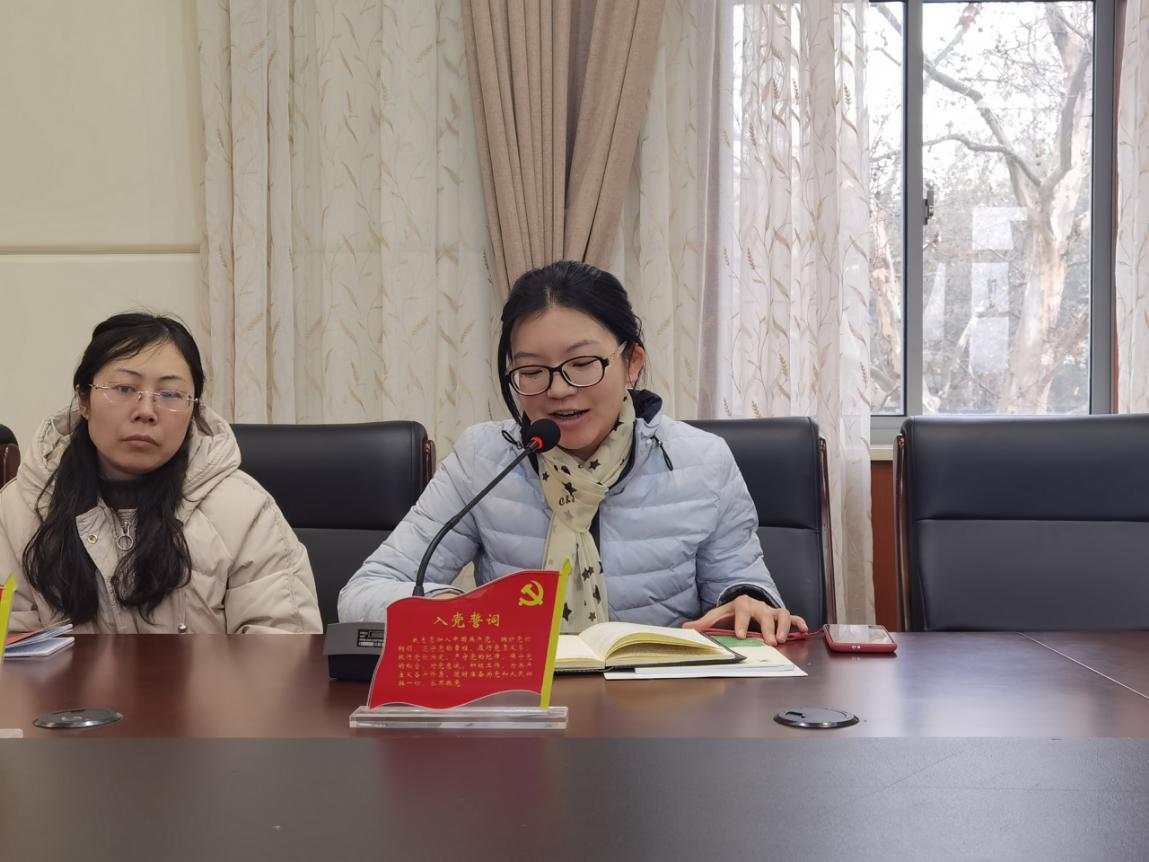 不忘初心，党员先行_html_5cff2ff.jpg