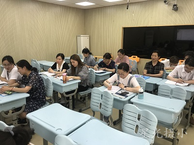 集体研讨.jpg