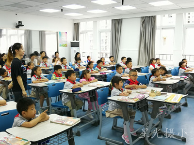 罗越老师上课.jpg