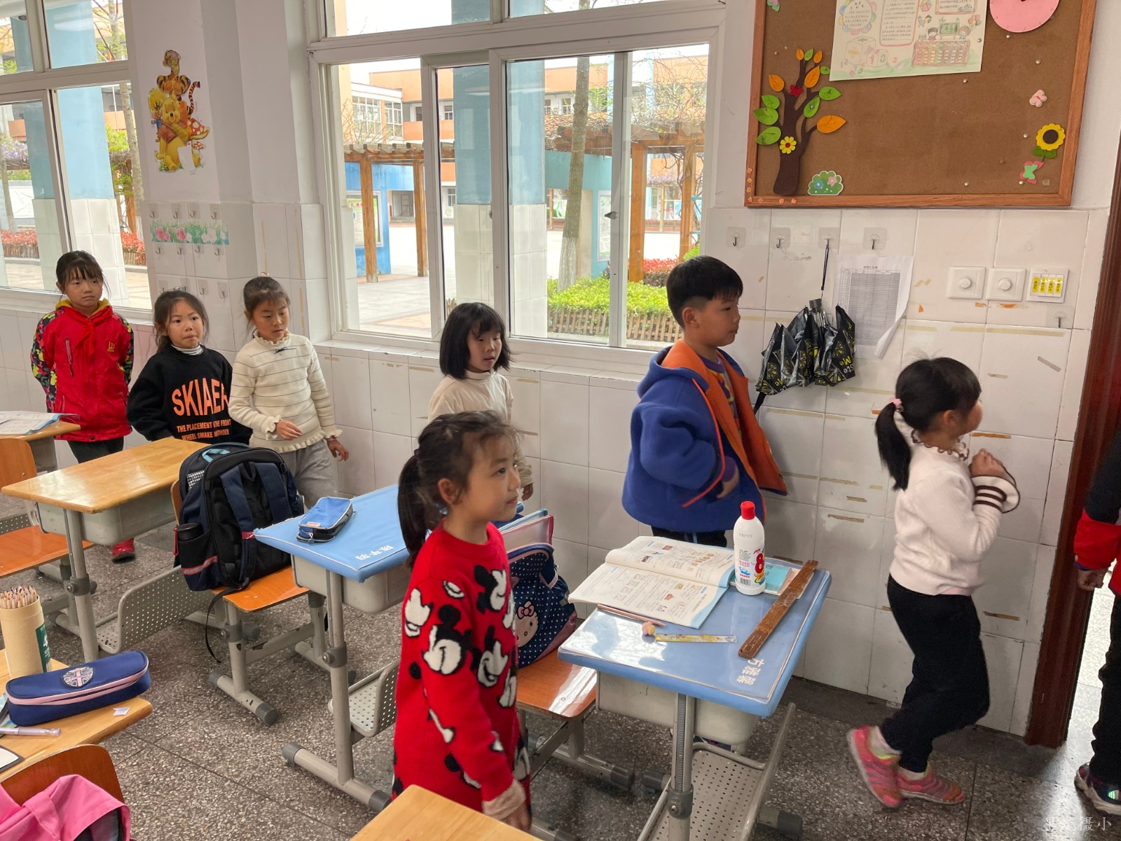 并做好防护后带呕吐学生前往隔离室。.JPG