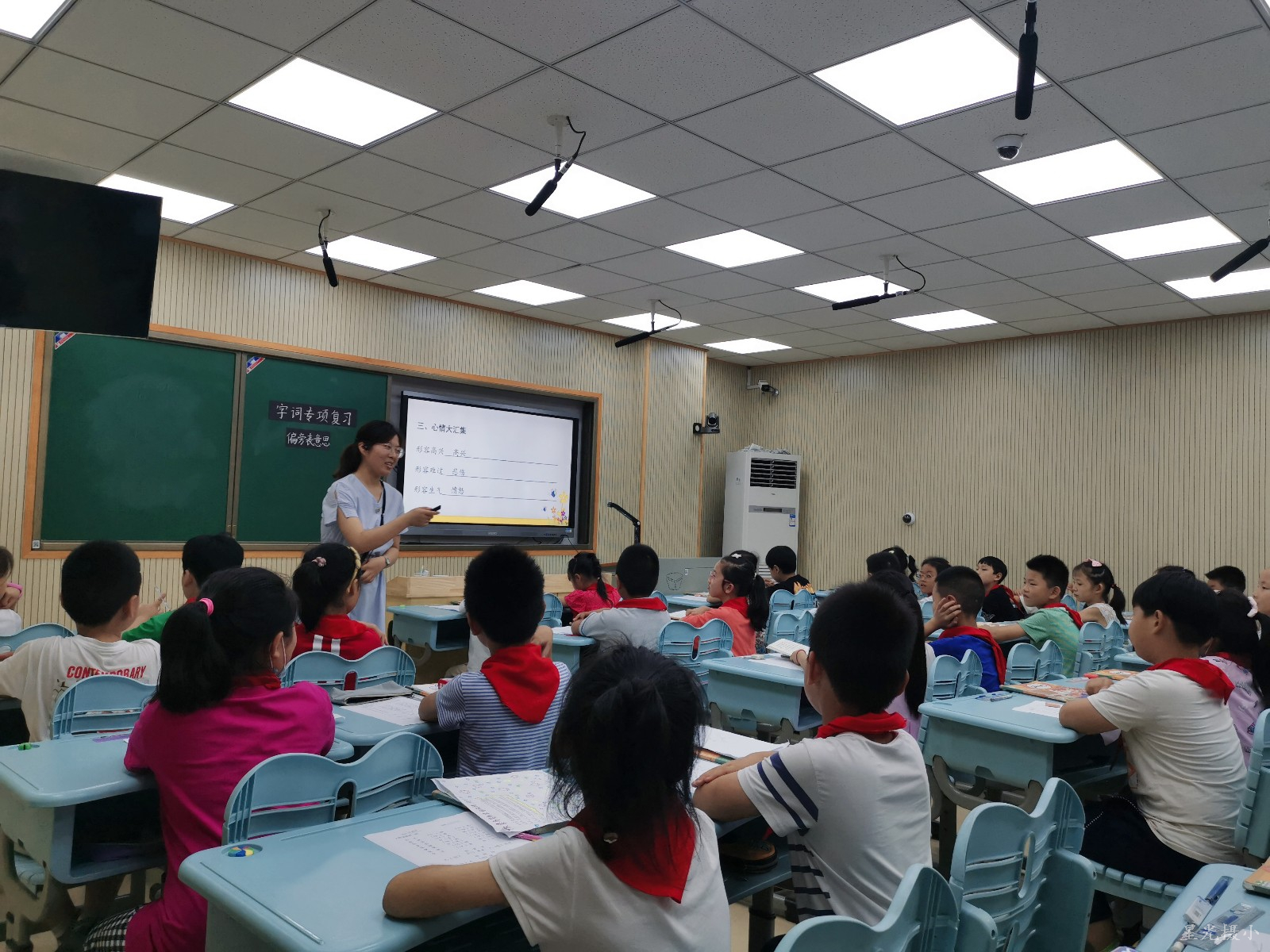 1. 赵薇老师上课.jpg