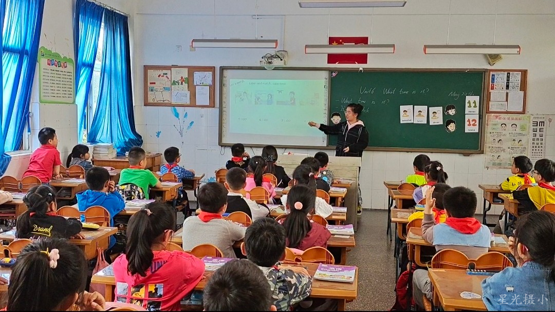 2 张老师上课.jpg