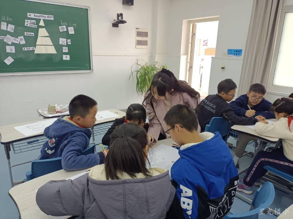 王雯倩上课.jpg