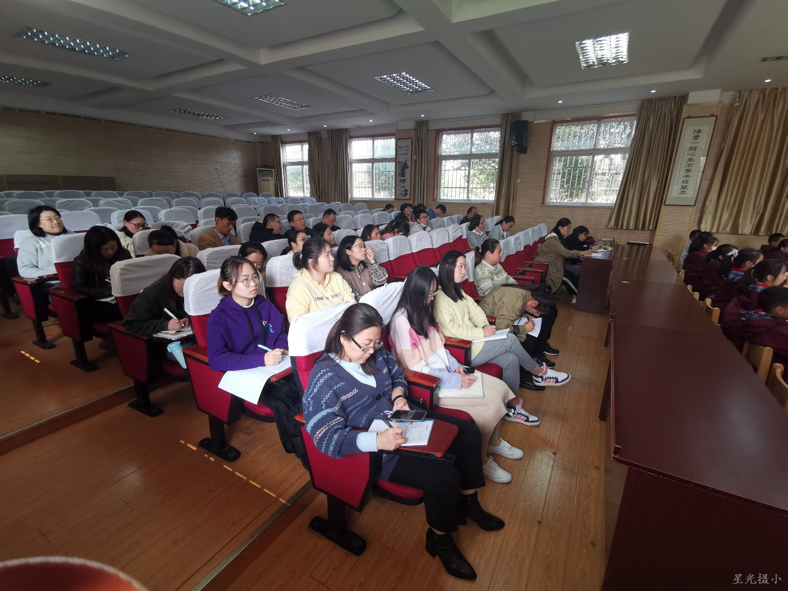 摄小语文教师听课.jpg