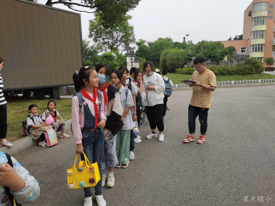 教师送队.jpg