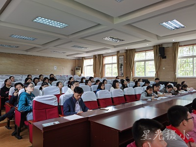 2.老师们认真听课.jpg