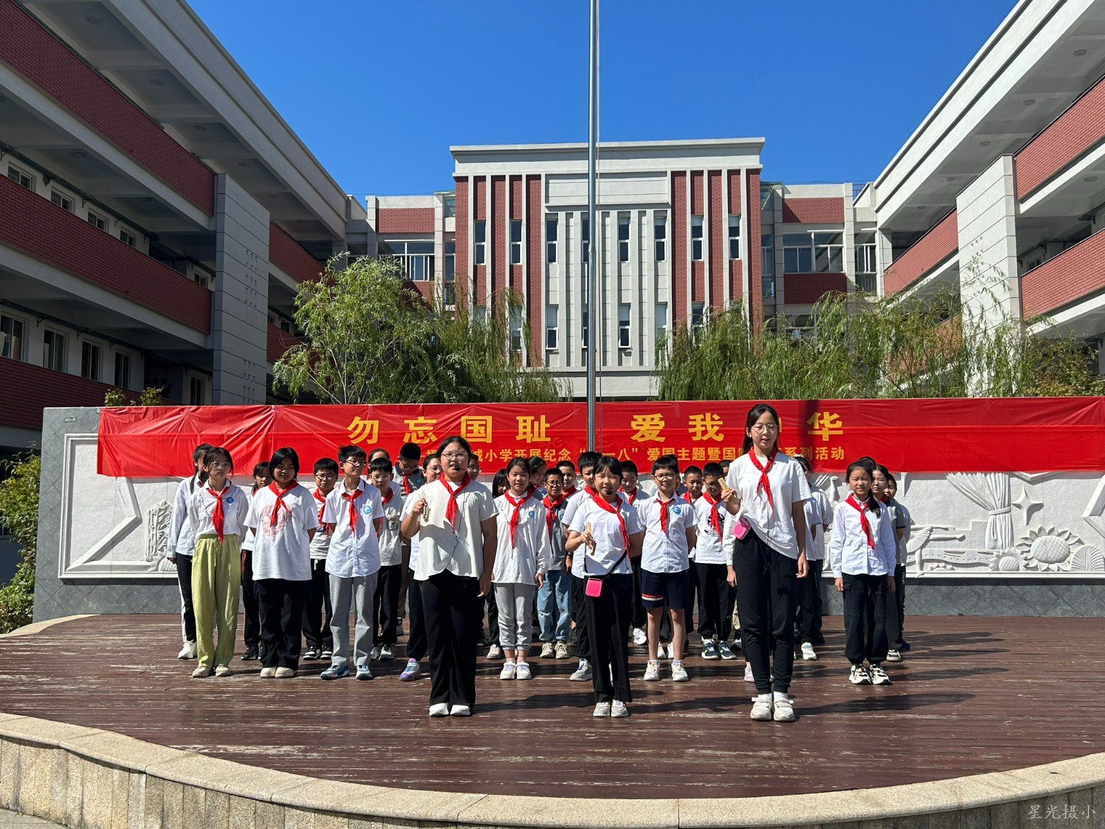 3国旗下表演.JPG