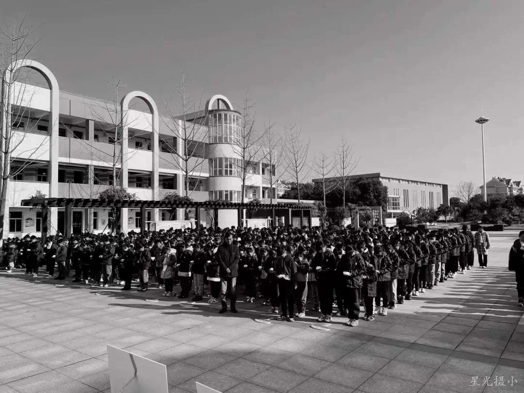 学生默哀.JPG