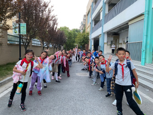 【星光摄小】“铭记中国红，争做新时代好少年”——摄山星城小学天佐路校区喜迎国庆主题教育活动