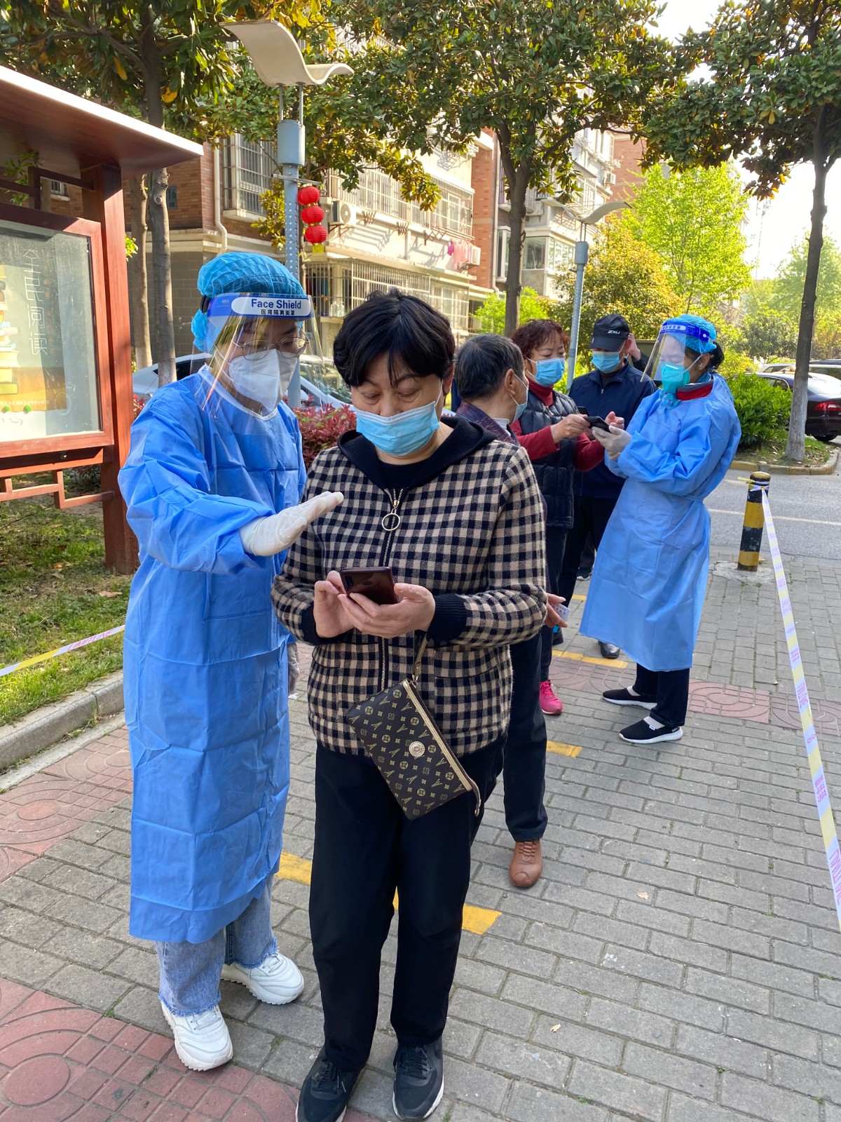 【星光摄小】（安全第一）“疫”路相伴 师者担当——摄山星城小学志愿者助力全员核酸检测